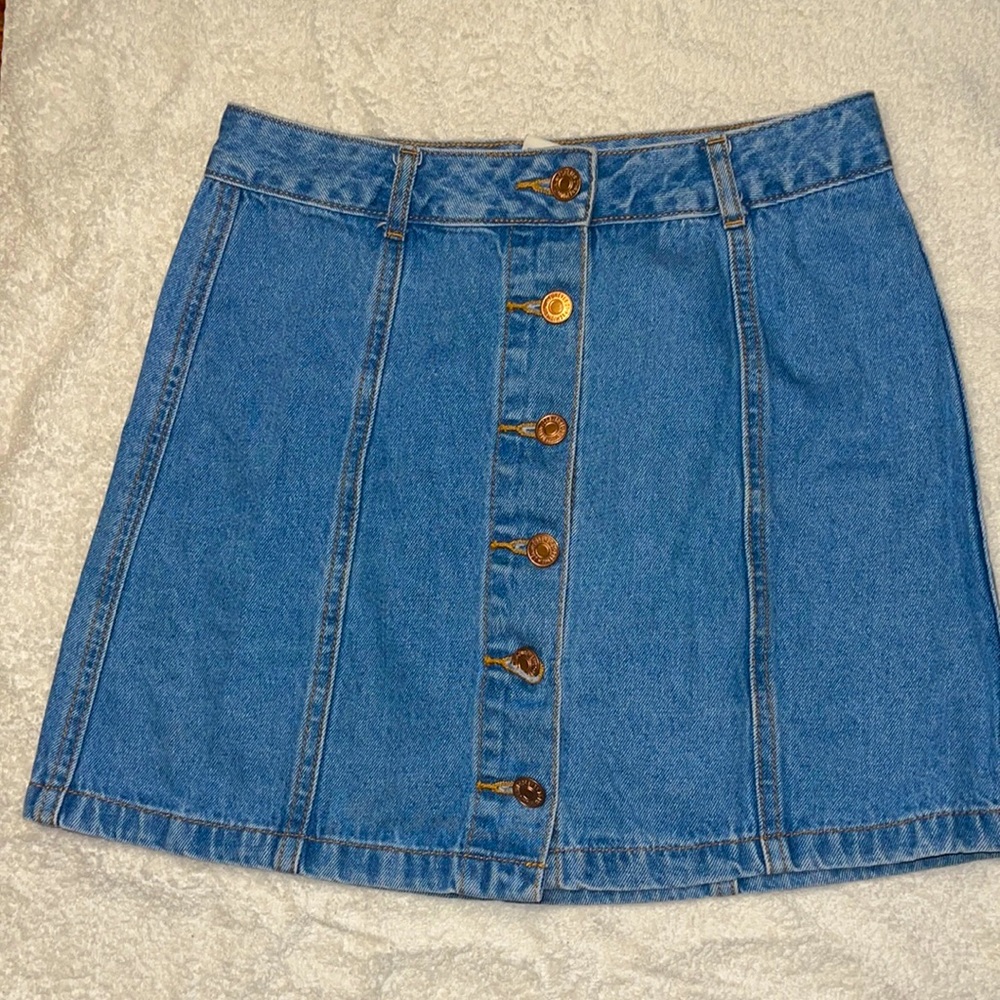 Clean , no stains ,pretty much brand  new , wore  once ! fits true to size .